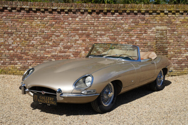 Jaguar E-Type Series 1 Roadster Flat-Floor “Outside bonnet lock” 1961