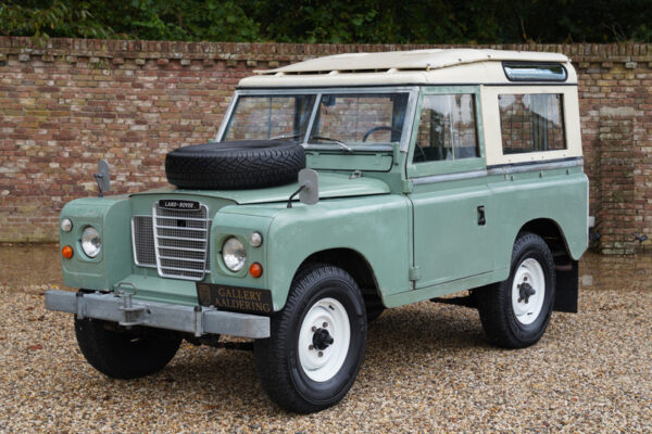 Land Rover 88 Series 3 “Safari” Station Wagon 1973