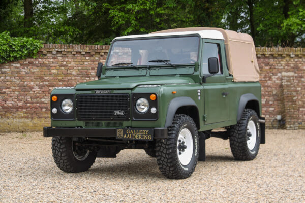 Land Rover 90 Pick-up met canvas dak “Gerestaureerd-opnieuw opgebouwd-vernieuwd” 1990