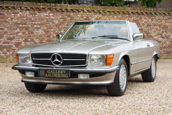 Mercedes-Benz 560 SL “Rauchsilber met Palomino interieur” 1988