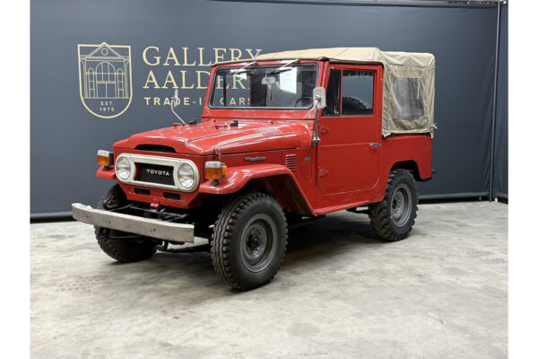Toyota Land Cruiser FJ40 (Benzine) Vinyl dak “Freeborn Red” 1975