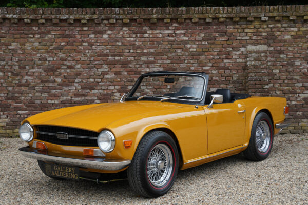 Triumph TR6 Overdrive “Saffraangeel” met drie Weber carburateurs, 1971