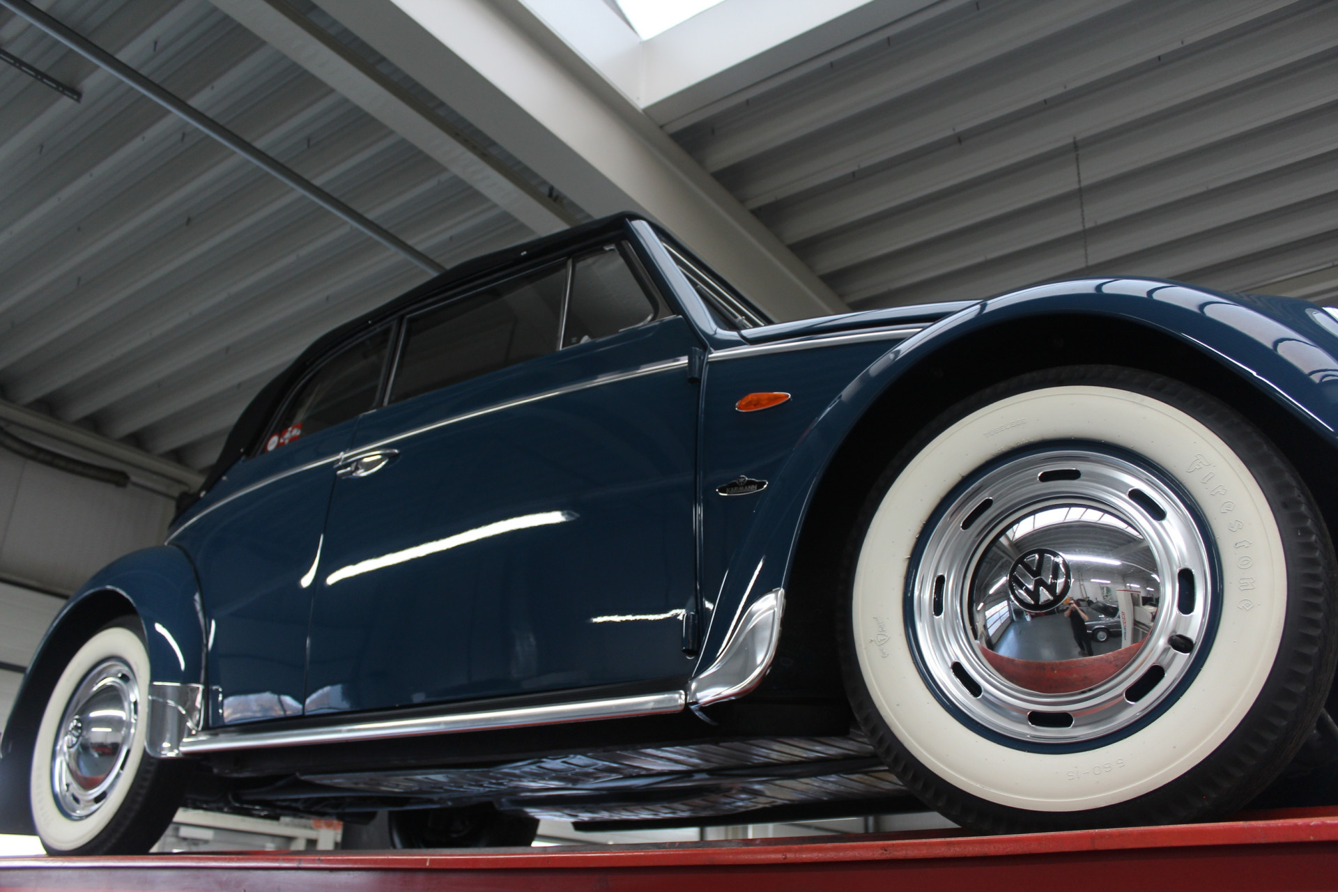 Volkswagen Kever Cabrio Diamond Blue - Trouwvervoer - Oldtimer huren - Trouwauto verhuur Volkswagen Kever Cabrio Diamond Blue - Trouwvervoer - Oldtimer huren - Trouwauto verhuur